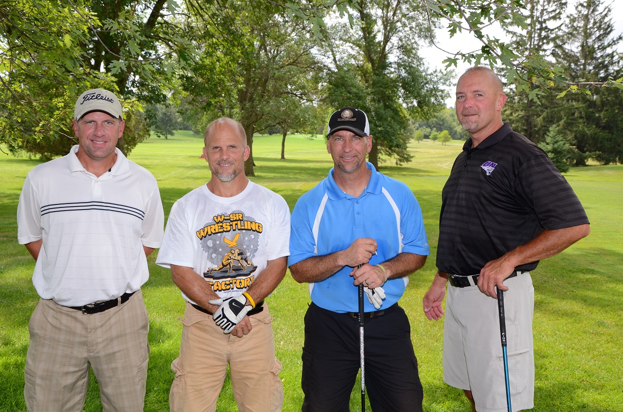 Golfer group gathered to pose for a photo