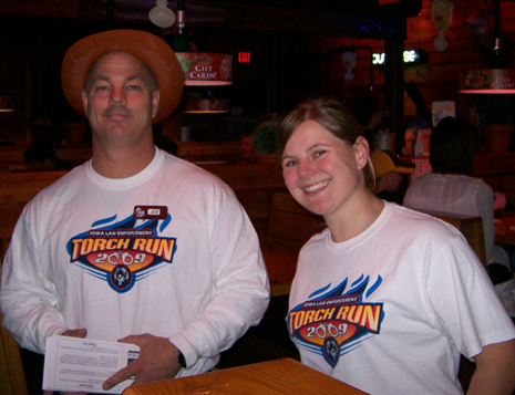 Law enforcement at Texas Roadhouse posing for a photo