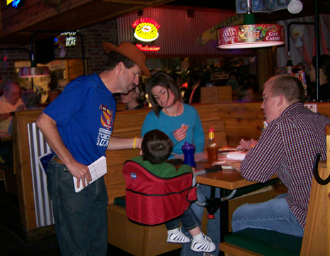 Cop serving customers at Texas Roadhouse